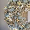 Wianek z suszonych kwiatów 30 cm błękitny