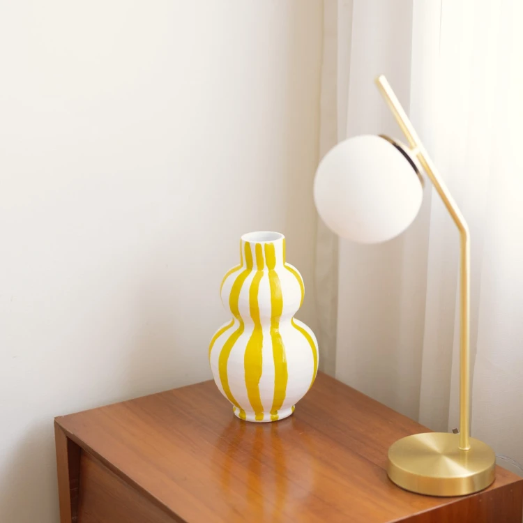 Wazon ceramiczny w paski ręcznie malowany