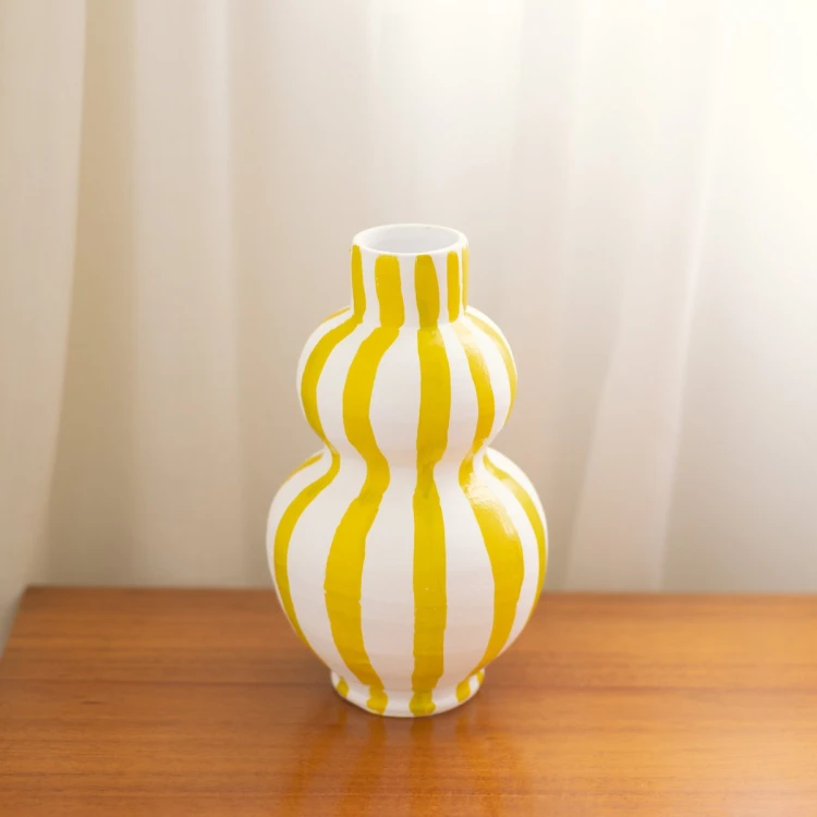 Wazon ceramiczny w paski ręcznie malowany