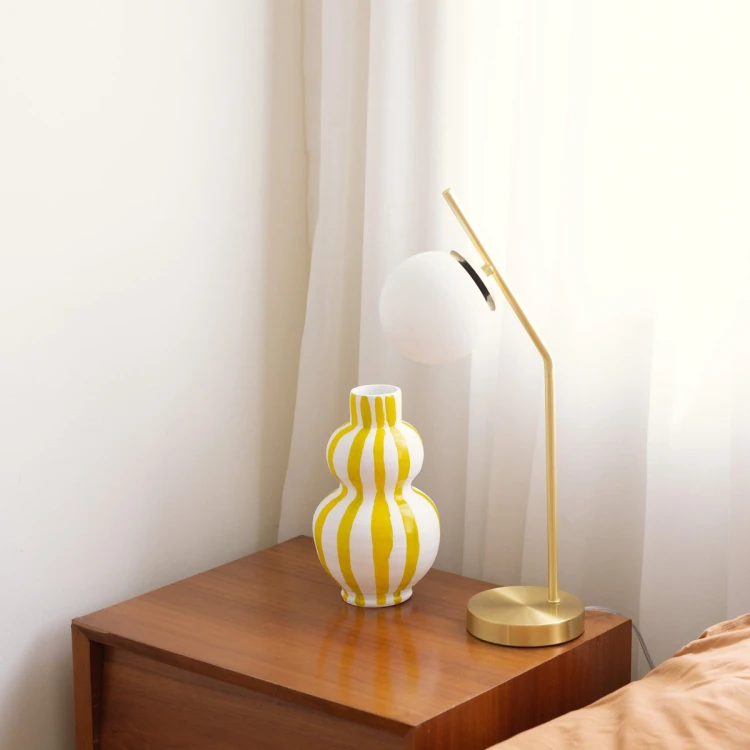 Wazon ceramiczny w paski ręcznie malowany