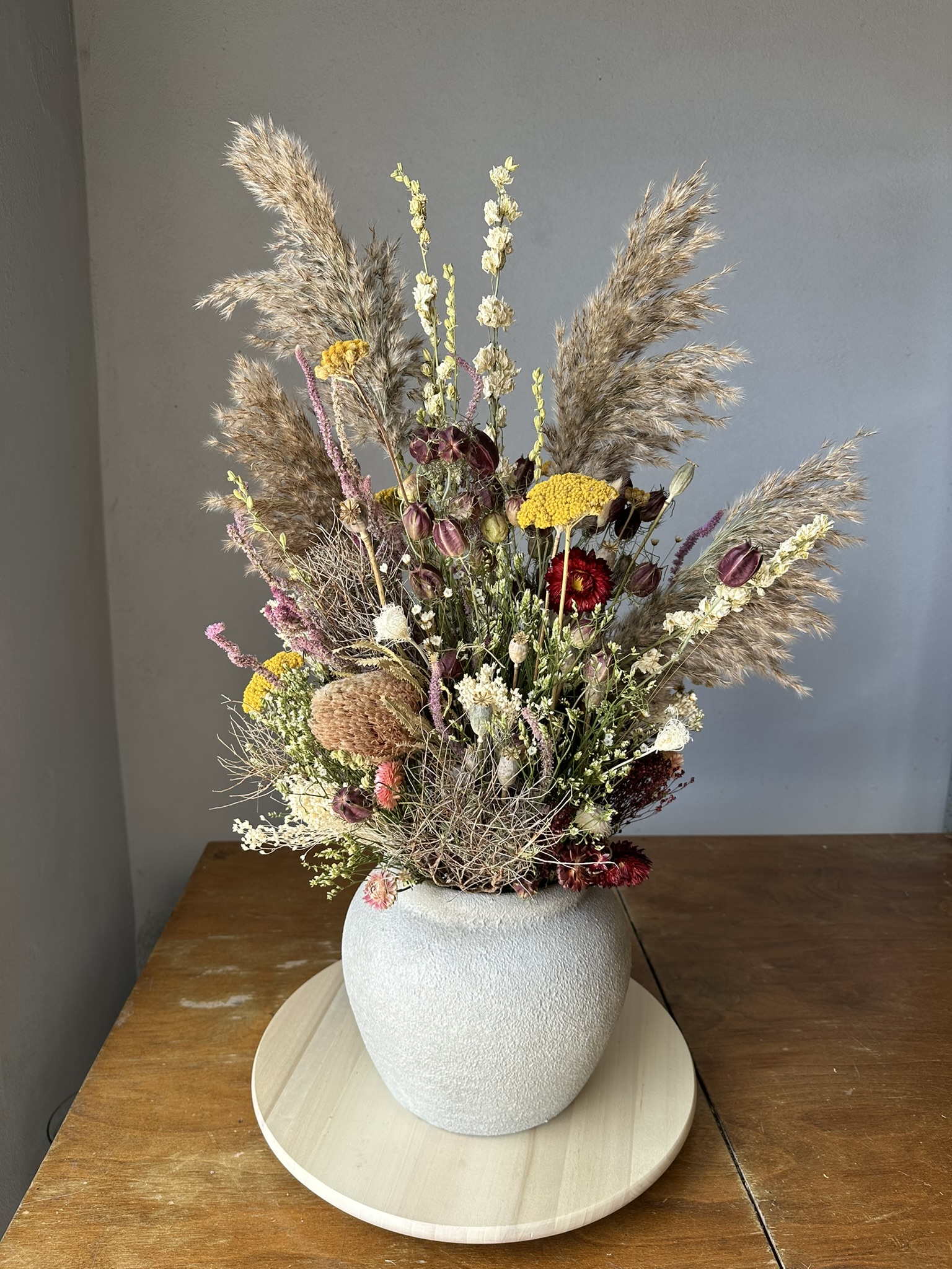 Kompozycja suszonych kwiatow w wazie