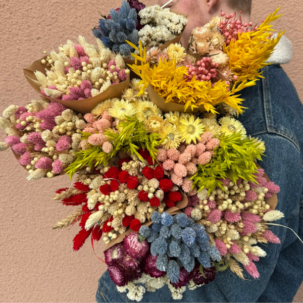 Kwiatowe dekoracje wielkanocne – jakie kwiaty wybrać do wazonu na świąteczny stół?