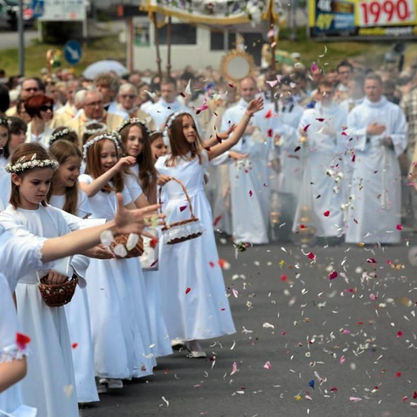 Sypanie kwiatów podczas Bożego Ciała - symbolika pięknej tradycji