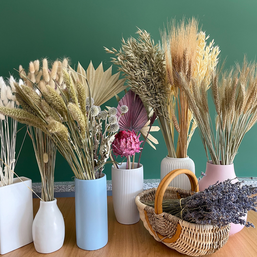 Modne dodatki do salonu – 5 pomysłów na stylowe aranżacje